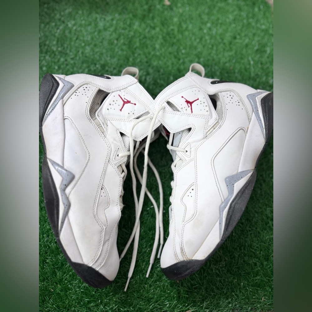 Jordan True Flight
White Cement Size M-10 W-11.5‎